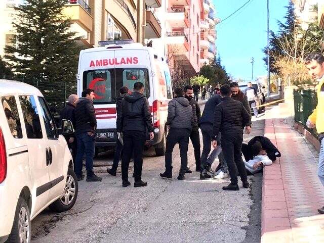Ayrı yaşadığı karısını öldüren koca, çocuğunun yanında intihar etti