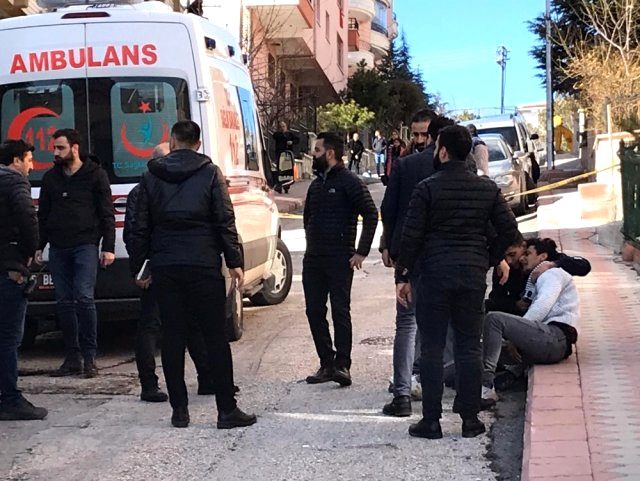 Ayrı yaşadığı karısını öldüren koca, çocuğunun yanında intihar etti