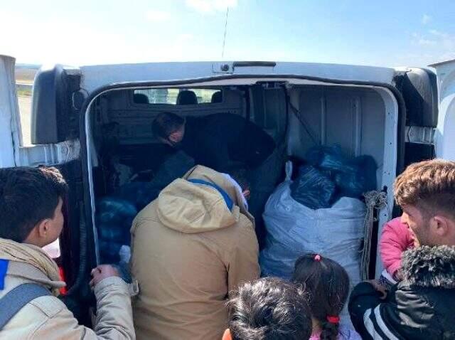 Sınırda bekleyen göçmenlere ayakkabı ve süt yardımı yapıldı