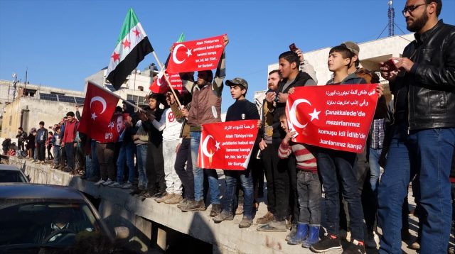 Suriyeliler, Bahar Kalkanı Harekatı'na destek için sokaklara döküldü