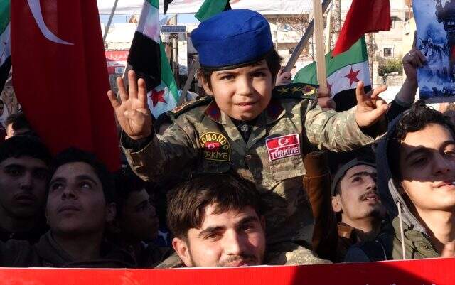 Suriyeliler, Bahar Kalkanı Harekatı'na destek için sokaklara döküldü