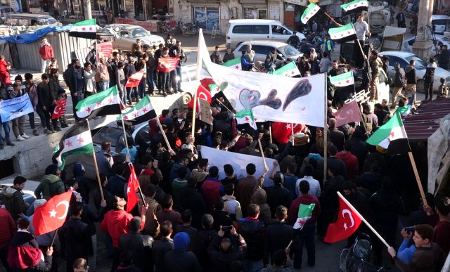 Suriyeliler, Bahar Kalkanı Harekatı'na destek için sokaklara döküldü