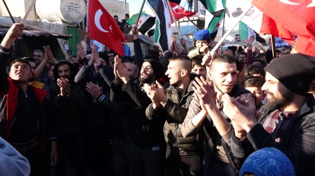 Suriyeliler, Bahar Kalkanı Harekatı'na destek için sokaklara döküldü