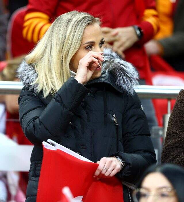 TT Stadı'nda şehitlerin isimlerinin okunduğu sırada bazı taraftarlar gözyaşlarını tutamadı TT Stadı'nda şehitlerin isimlerinin okunduğu sırada bazı taraftarlar gözyaşlarını tutamadı