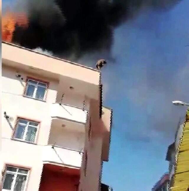 5 katlı binanın çatı katında can pazarı! Alevlerin arasında kalan kadın balkondan atladı 5 katlı binanın çatı katında can pazarı! Alevlerin arasında kalan kadın balkondan atladı