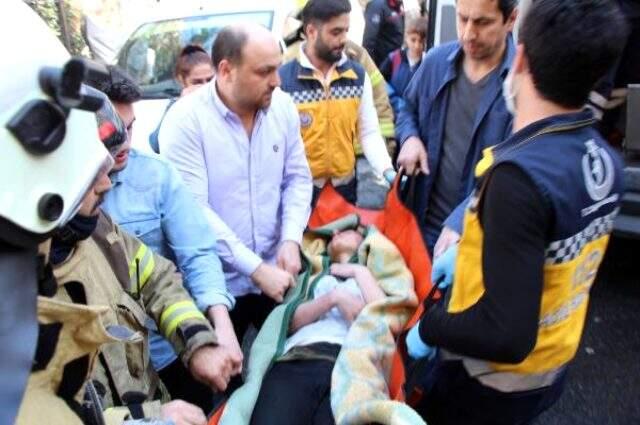 5 katlı binanın çatı katında can pazarı! Alevlerin arasında kalan kadın balkondan atladı 5 katlı binanın çatı katında can pazarı! Alevlerin arasında kalan kadın balkondan atladı