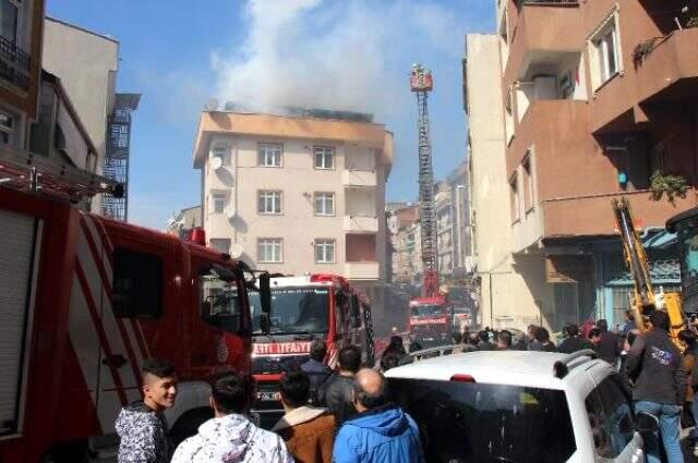 5 katlı binanın çatı katında can pazarı! Alevlerin arasında kalan kadın balkondan atladı 5 katlı binanın çatı katında can pazarı! Alevlerin arasında kalan kadın balkondan atladı
