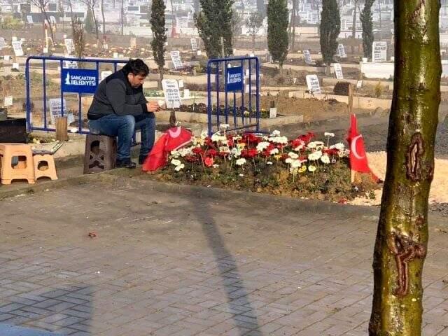 İdlib şehidimiz Emre Baysal'ın babası, oğlunun Sancaktepe'deki mezarının başından ayrılmıyor