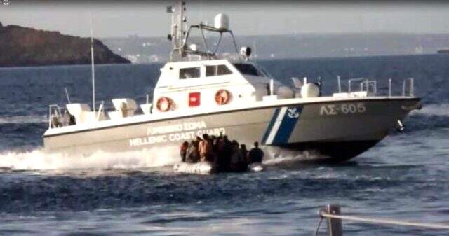 Yunan sahil güvenliğinin göçmen teknesini batırmaya çalıştığı anlar kamerada Yunan sahil güvenliğinin göçmen teknesini batırmaya çalıştığı anlar kamerada