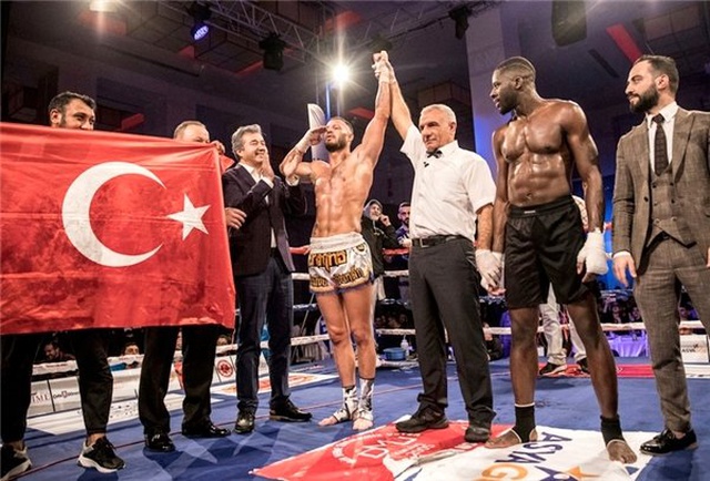 Avatar Atakan'dan ringde asker selamı