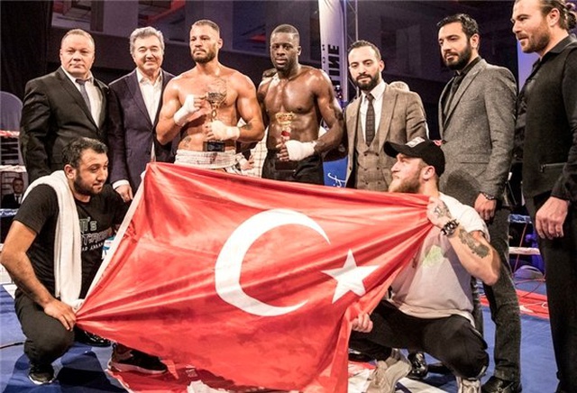 Avatar Atakan'dan ringde asker selamı