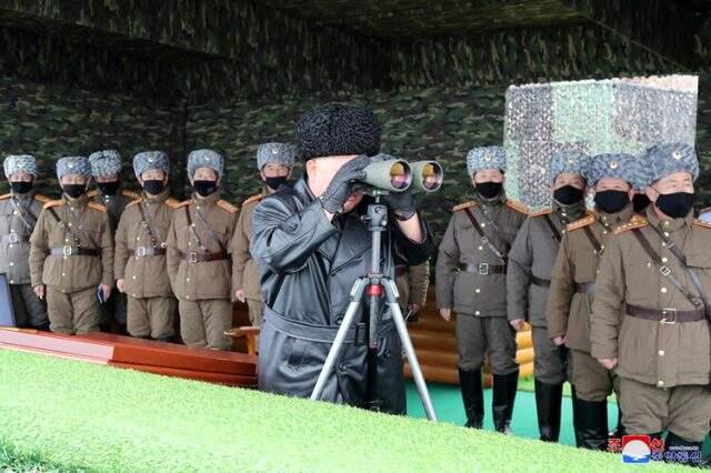 Kim Jong-un, karizmayı çizdirmemek için maske takmadı