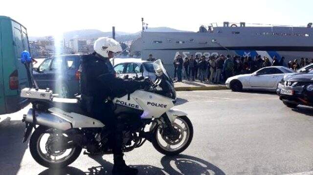 Midilli Adası'nda göçmenlerle Yunan polisi arasında gerginlik yaşandı Midilli Adası'nda göçmenlerle Yunan polisi arasında gerginlik yaşandı