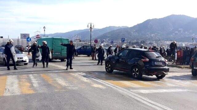 Midilli Adası'nda göçmenlerle Yunan polisi arasında gerginlik yaşandı Midilli Adası'nda göçmenlerle Yunan polisi arasında gerginlik yaşandı