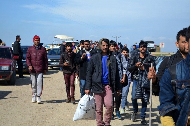 Sınırı geçen göçmen: Vurmasınlar diye çocukları hususi havaya kaldırdık, yine vurdular