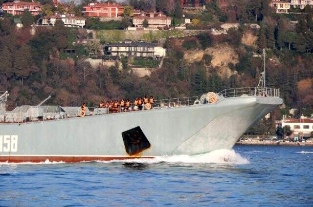 Boğaz'dan bir Rus savaş gemisi daha geçti! Ağır silahlı bir askerin nöbet tutuğu görüldü Boğaz'dan bir Rus savaş gemisi daha geçti! Ağır silahlı bir askerin nöbet tutuğu görüldü