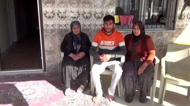 Getirildiği babaevine asılı bayrağı öpen İdlib gazisi: Bayrağım ve vatanım için canım feda