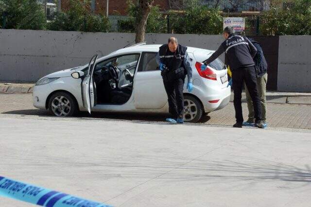 Kendisinden ayrılmak isteyen kız arkadaşının aracının önünü kesen polis memuru, sokak ortasında sevgilisine kurşun yağdırdı Kendisinden ayrılmak isteyen kız arkadaşının aracının önünü kesen polis memuru, sokak ortasında sevgilisine kurşun yağdırdı