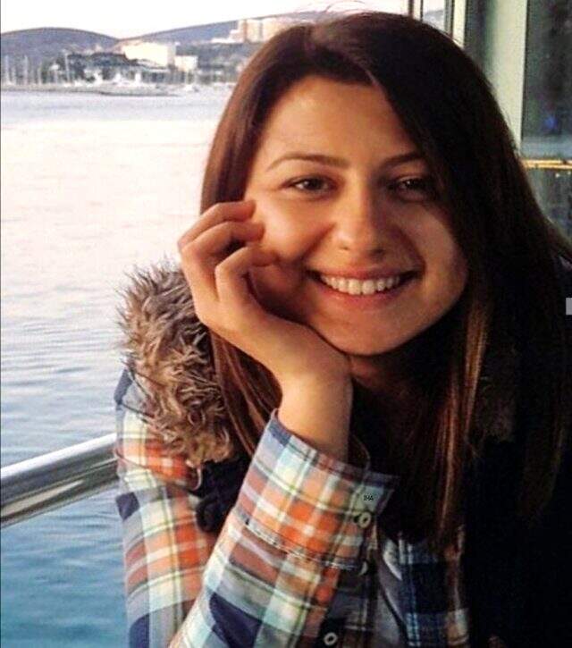 Kendisinden ayrılmak isteyen kız arkadaşının aracının önünü kesen polis memuru, sokak ortasında sevgilisine kurşun yağdırdı Kendisinden ayrılmak isteyen kız arkadaşının aracının önünü kesen polis memuru, sokak ortasında sevgilisine kurşun yağdırdı