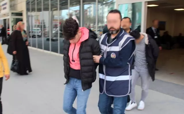 Yabancı uyruklu genci gasp eden şahısların görüntüleri kamera kayıtlarına yansıdı