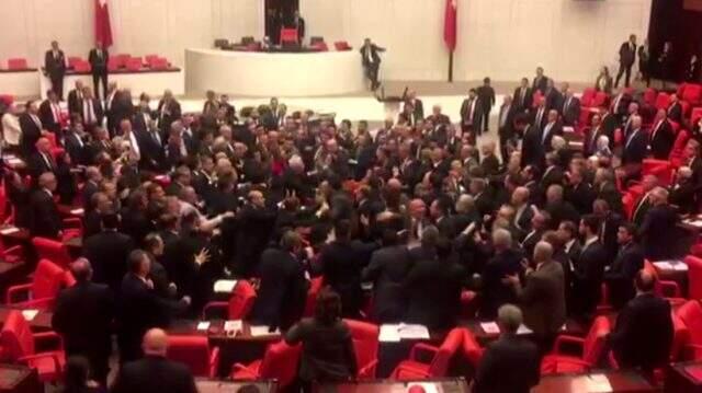 TBMM'de İdlib oturumunda yumruklu kavga! AK Parti ve CHP'li vekiller birbirine girdi