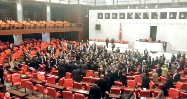TBMM'de İdlib oturumunda yumruklu kavga! AK Parti ve CHP'li vekiller birbirine girdi