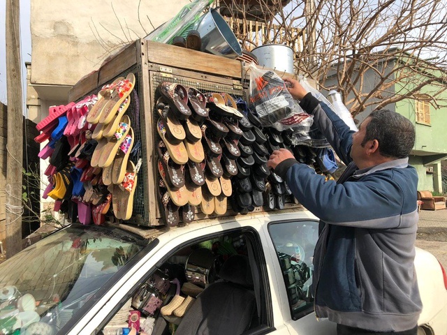 Arkadaşı tarafından dolandırılan emekli memur, borcunu ödemek için aracını züccaciye dükkanına çevirdi