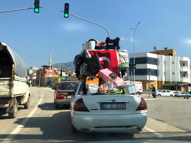 Arkadaşı tarafından dolandırılan emekli memur, borcunu ödemek için aracını züccaciye dükkanına çevirdi