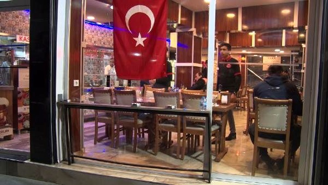 Hesap ödemek istemediği iddia edilen şahıs, çorbacıda garsona ve etrafa kurşun yağdırdı