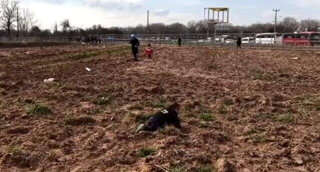 Minik mültecinin umuda yolculuğu yürek sızlattı