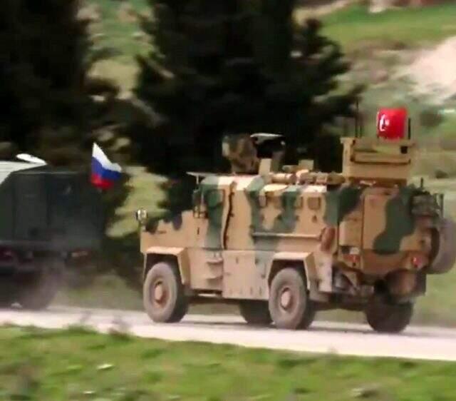 Ateşkes sonrası İdlib'den ilk görüntü! Türk ve Rus askeri araçları birlikte hareket etti