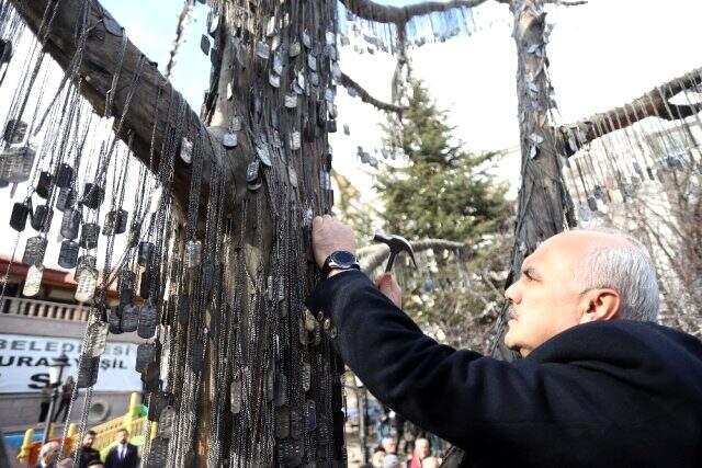 İdlib'de şehit olan askerlerimizin künyeleri Şehit Ağacı'na asıldı