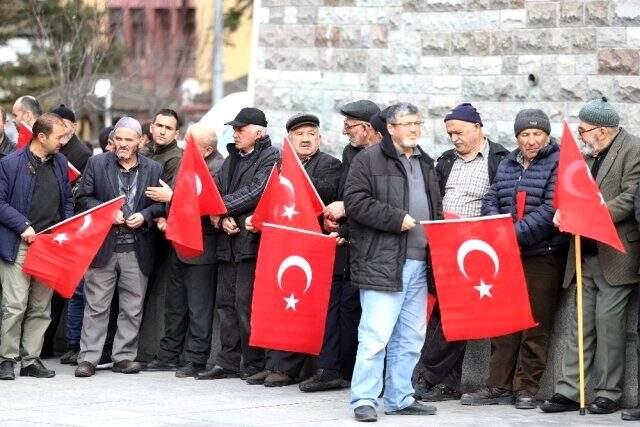 İdlib'de şehit olan askerlerimizin künyeleri Şehit Ağacı'na asıldı