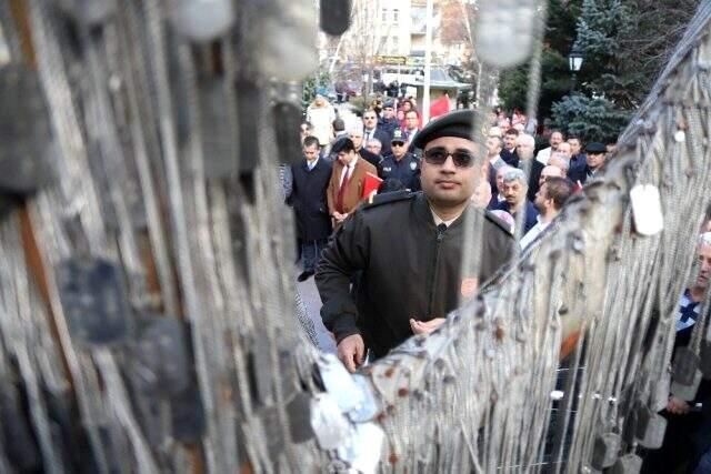 İdlib'de şehit olan askerlerimizin künyeleri Şehit Ağacı'na asıldı