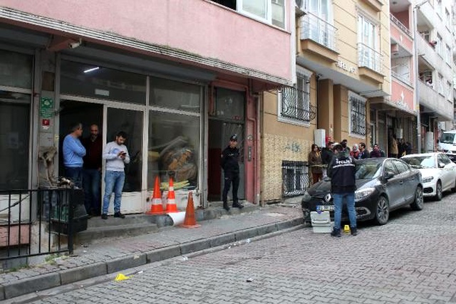 Cinnet getiren kişi, karısını, kızını ve esnaf komşusunu tabancayla vurdu