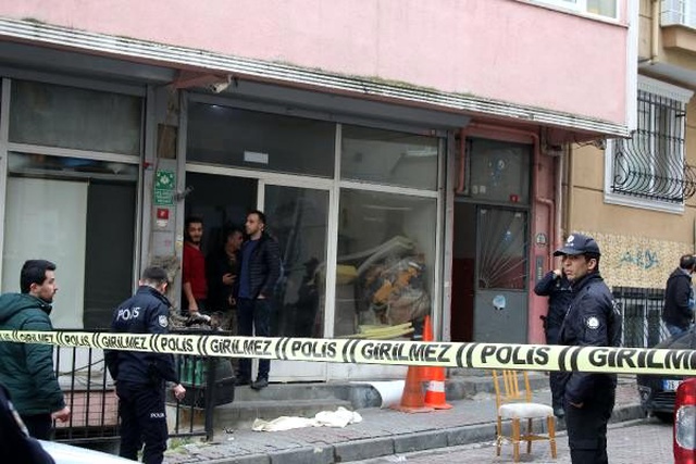 Cinnet getiren kişi, karısını, kızını ve esnaf komşusunu tabancayla vurdu