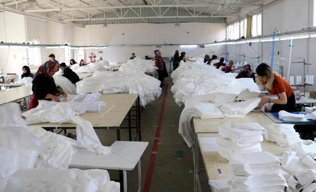 <a class='keyword-sd' href='/koronavirus/' title='Koronavirüs'>Koronavirüs</a> sonrası gelen 1 milyonluk tulum siparişini yetiştirmek için gece gündüz çalışıyorlar