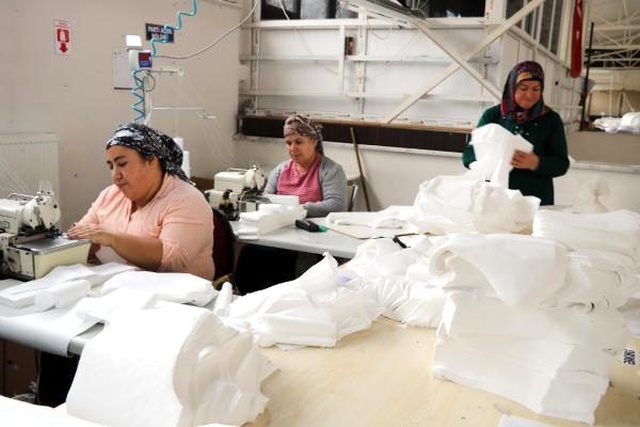 Koronavirüs sonrası gelen 1 milyonluk tulum siparişini yetiştirmek için gece gündüz çalışıyorlar