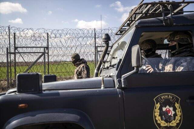 Özel harekat polisleri, Yunanistan'ın göçmenleri geri itmesini engellemek amacıyla sınırda nöbet tutuyor Özel harekat polisleri, Yunanistan'ın göçmenleri geri itmesini engellemek amacıyla sınırda nöbet tutuyor
