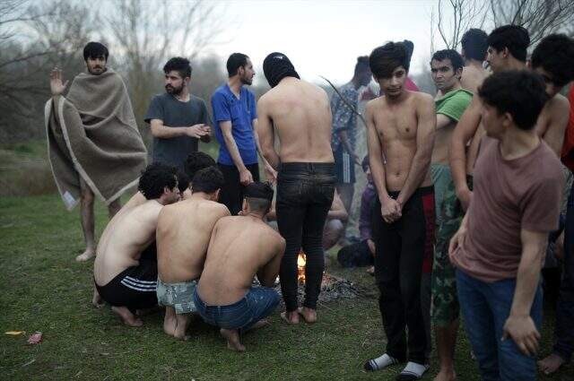 Yunan askerler yakaladıkları göçmenleri yarı çıplak soyarak geri gönderdi Yunan askerler yakaladıkları göçmenleri yarı çıplak soyarak geri gönderdi