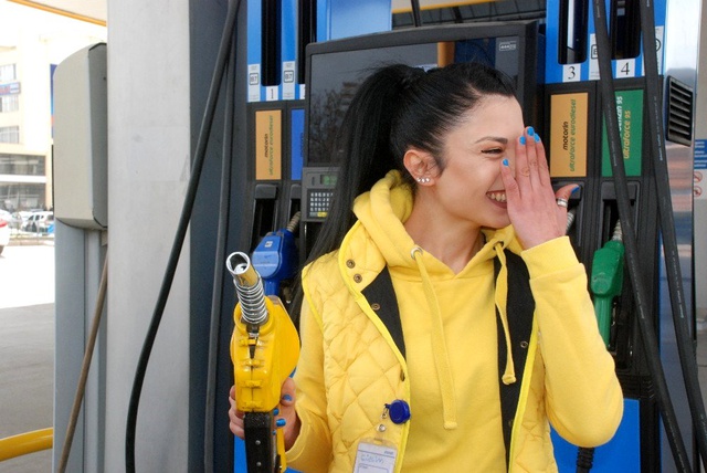 Fönlü saçları, ojeli tırnaklarıyla benzincide depoları dolduruyor