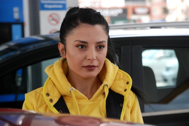 Fönlü saçları, ojeli tırnaklarıyla benzincide depoları dolduruyor