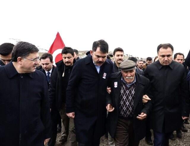 İdlib şehidi Hüseyin Özdemir'in babası, ayakkabısı çamurlu olduğu için makam aracına binmemiş