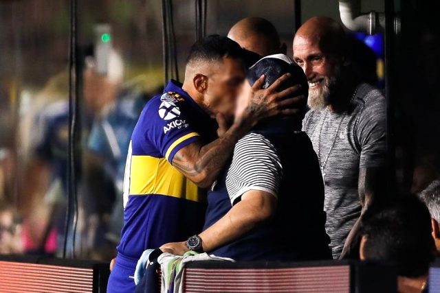 Boca Juniors'ın şampiyon olduğu maçtan önce <a class='keyword-sd' href='/carlos-tevez/' title='Carlos Tevez'>Carlos Tevez</a>, Maradona'yı dudağından öptü
