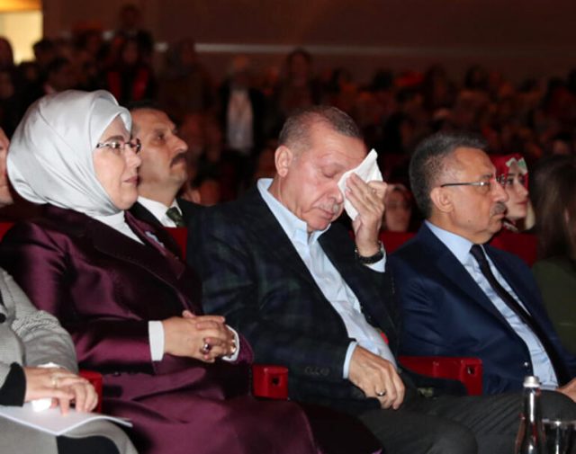 Erdoğan, şehit annelerinin konuşmalarının yer aldığı videoyu izlerken gözyaşlarını tutamadı