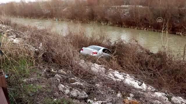 Karabük'te yoldan çıkan araç, çalılıklar sayesinde dereye düşmekten kurtuldu