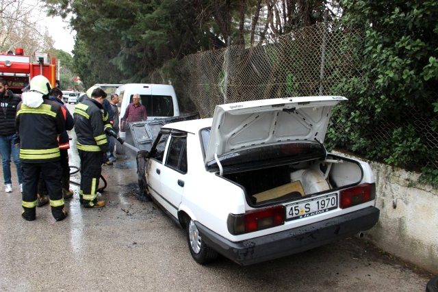 Kontağı açtığı aracı, bir anda alev topuna döndü