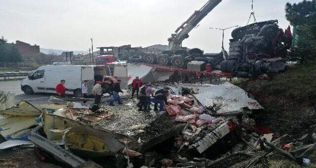 TEM'de devrilen tırdaki yüzlerce kiloluk et yola saçıldı: 2 yaralı TEM'de devrilen tırdaki yüzlerce kiloluk et yola saçıldı: 2 yaralı