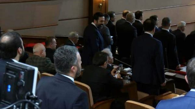 İBB Meclisi'nde İstiklal Marşı okunurken bazı CHP'lilerin ayağa kalkmadığı görüldü
