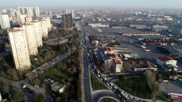 İstanbul'da isyan ettiren trafik çilesi! 3 kilometrelik yolu 1 saatte gidiyorlar